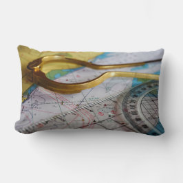 Avonturen beleven en bestemming zoeken op kompas. ランバークッション