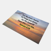 AWE-インスパイアs ROMANS 8:28聖なる書物、 経典 ドアマット (アングル)