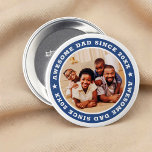 Awesome Dad Since 20XX Modern Simple Photo 缶バッジ<br><div class="desc">This simple and modern design is composed of serif typography and add a custom photo. Awesome Dad Since 20XX  circles the photo of your dad,  father,  papa,  dada etc. This is a perfect gift for your Dad on his birthday,  father's day,  christmas,  etc.</div>