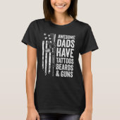 Awesome Dads Have Tattoos Beards & Guns Fathers Da Tシャツ (正面)