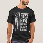 Awesome Dads Have Tattoos Beards & Guns Fathers Da Tシャツ (正面)