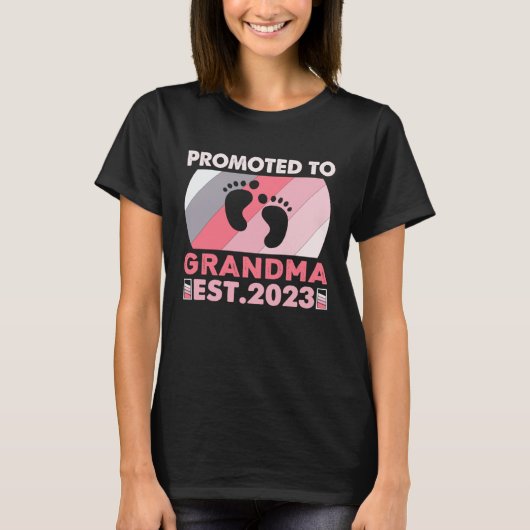 Awesome Promoted to Grandma 2023  New Grandma To B Tシャツ (正面)