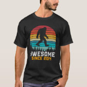Awesome since 2014 | Birthday Bigfoot Retro Tシャツ (正面)