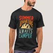 Awesome Summer Adventure Awaits Camper Camping Des Tシャツ (正面)