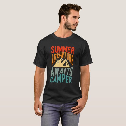 Awesome Summer Adventure Awaits Camper Camping Des Tシャツ (正面フル)