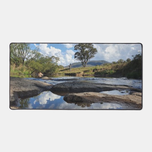 Awupdee Desk Mat – 輝かしい急流 デスクマット (正面)