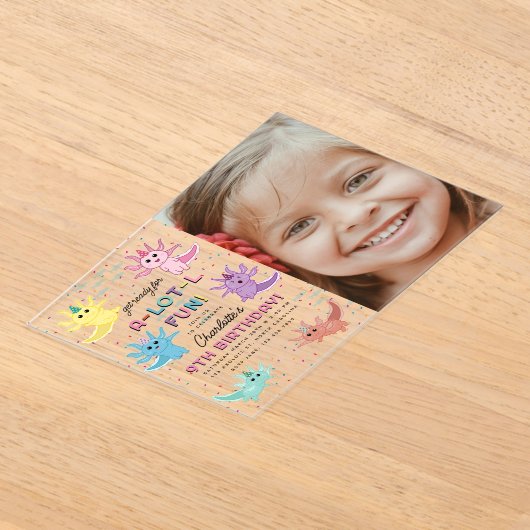 Axolotl子供かわいいサラマンダー写真誕生日パーティー アクリル招待状 (レイダウン)