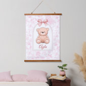 Ayla | オーダーメイド ピンクのテディベアの保育園デザイン 吊り下げ型タペストリー (寝室)
