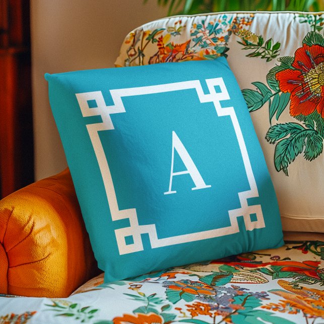 Azureとホワイトギリシャの鍵モノグラム アウトドアクッション (Azure and White Greek Key Border Monogram Outdoor Pillow)