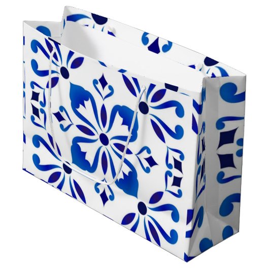 Azure Arabesque Floral Geometry Elegant Coastal ラージペーパーバッグ (正面アングル)