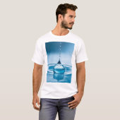 "Azure Elegance – ライトブルー水滴オンWhi Tシャツ (正面フル)