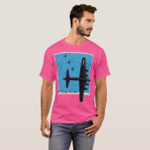 B17要塞飛んでいる第2次世界大戦爆撃機 Tシャツ (正面フル)