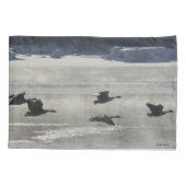 B47 カナダガン凍った川の上を飛ぶ 枕カバー (裏面)