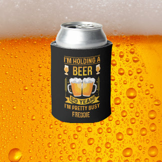 B.おもしろいビールを持つ 缶クーラー
