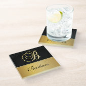 "B"エレガントモノグラム名パーソナライズされた黒金ゴールド ガラスコースター (アングル)