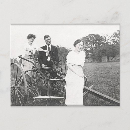 B.ドレスを着て耕す ポストカード (正面)