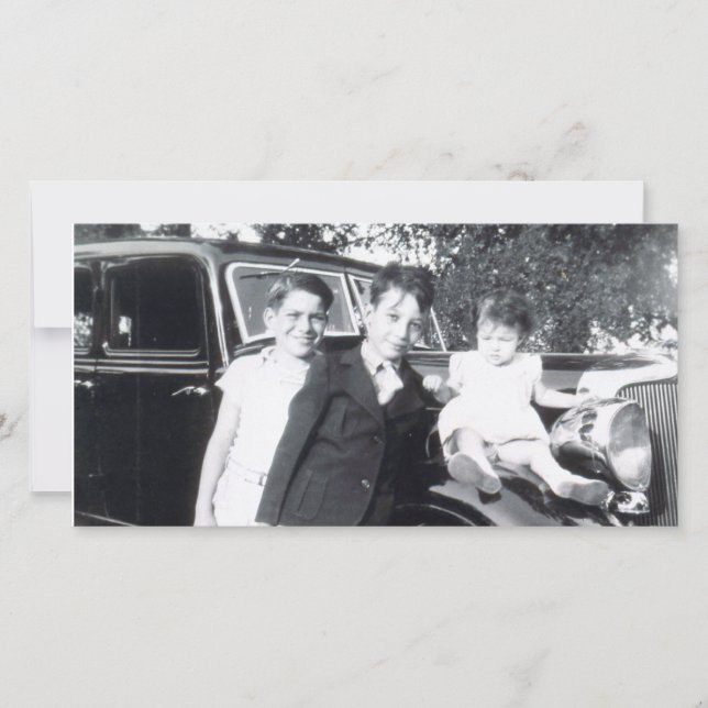 B.車に乗るのを待つ (正面)