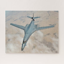 B-1Bの飛行中の翼が完全に前方にスイープ