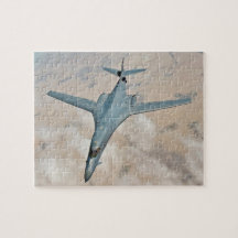 B-1B機内爆撃機の翼が完全に前方に掃引