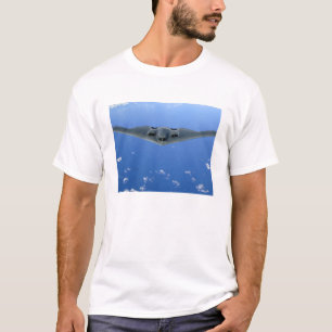 B-2精神は空を通って上昇します Tシャツ