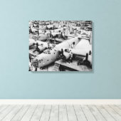 B-24爆撃機組立ライン、1943年 キャンバスプリント (インサイチュ (ウッドフロア))