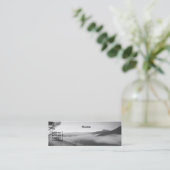 B&Wの長引く雲か山の景色 スキニー名刺 (スタンド正面)