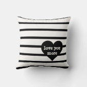 B&Wの黒いハートを縞で飾りましたり、愛します(愛もっと) クッション (裏面)