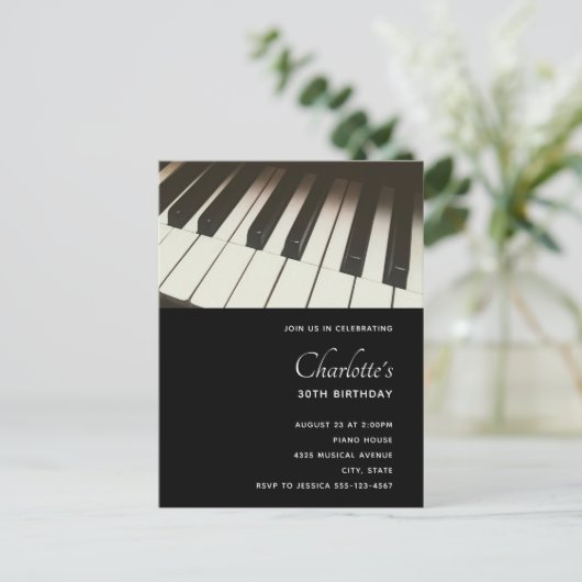 B&Wピスタイリッシュアノ鍵写真 – 誕生日招待状 ポストカード (スタンド正面)