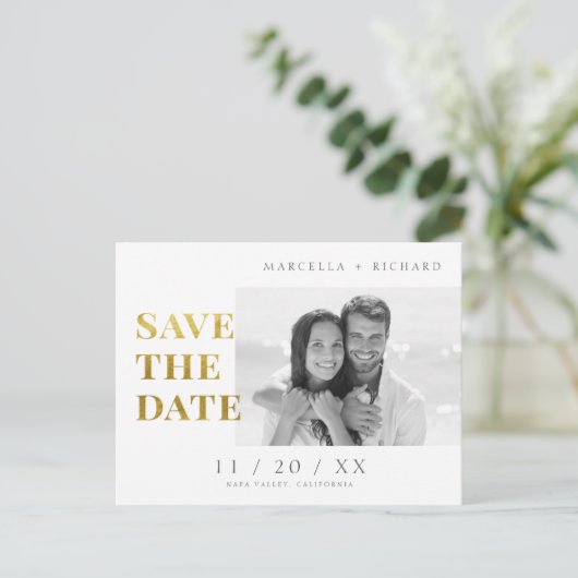 B&Wミニマル金ゴールドフォトウェディング日付を保存 ポストカード (スタンド正面)