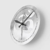 B&WヨガインストラクターメディテーションツリーポーズOMシンボル ラウンド壁時計 (傾斜)