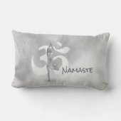 B&Wヨガインストラクター瞑想ツリーポーズオムシンボル ランバークッション (裏面)