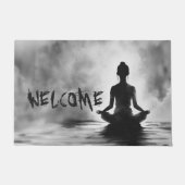 B&Wヨガ瞑想インストラクターロータスポーズウェルカム ドアマット (正面)