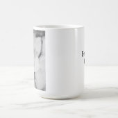 B&W白犬の美しい眠りの写真 コーヒーマグカップ (中央)