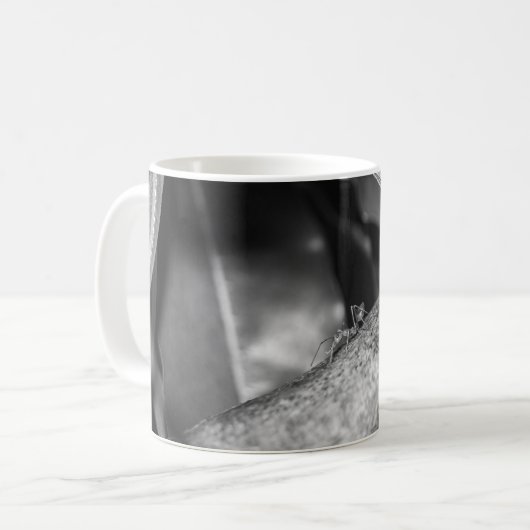 B&W - 木上のクモゴケアリ コーヒーマグカップ (正面左)