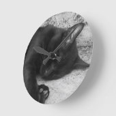 B&W - 眠る猫 ラウンド壁時計 (傾斜)