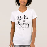 Babe スタイリッシュ of Honor Black and White T-Shirt Tシャツ<br><div class="desc">あなたの特別なメイド・オブ・オーナー（花嫁付き添い人）人のためのスタイリッシュトレンディー地形スクリプトとハートで名誉の賢いBabe。選択カスタマイズの名前とパーティーを簡単に。</div>
