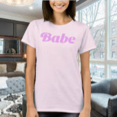 BABE ステートメントシャツ - ソフトな自信、力強いエネルギー Tシャツ