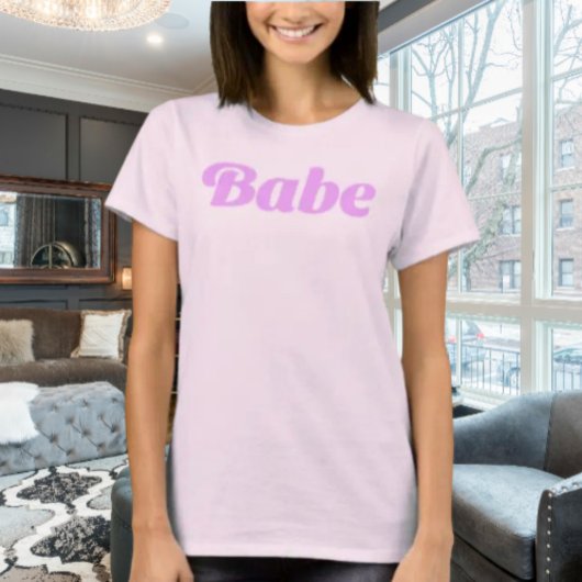 BABE ステートメントシャツ - ソフトな自信、力強いエネルギー Tシャツ