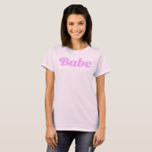 BABE ステートメントシャツ - ソフトな自信、力強いエネルギー Tシャツ (正面フル)