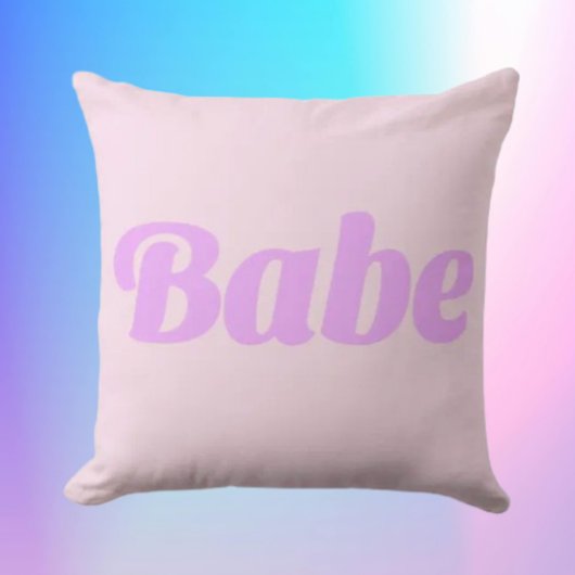 BABE Statement Throw Pillow – 大胆で居心地の良い自信溢れる クッション