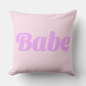 BABE Statement Throw Pillow – 大胆で居心地の良い自信溢れる クッション (正面)