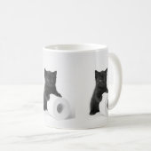 Baby Black Kitten Guarding Toilet Paper Roll On コーヒーマグカップ (正面右)