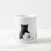 Baby Black Kitten Guarding Toilet Paper Roll On コーヒーマグカップ (中央)