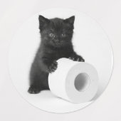 Baby Black Kitten Guarding Toilet Paper Roll On ラベル (デザイン2)