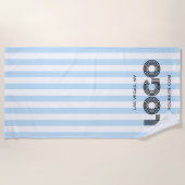Baby Blue and White Classic Stripe Logo ビーチタオル (正面)