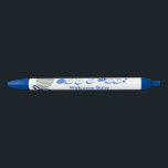 Baby Blue Rattleの発表を歓迎 青ボールペン<br><div class="desc">男の子だ。ようこそ書ベビーブルー文字。ベビー名を追加できる。家族や友人に配るためにようこそ。青い白いキャンディの形のビットの中に文字が入っているIt's A Boy.手エレガント色彩の鮮やか銀のベビーラトルは柔らかい黄色、青い星と弓で輪郭を描いた。甘さは書ガラガラの中にある。オリジナルのアートワークデザイン© TamiraZDesigns.</div>