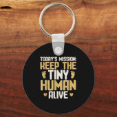Baby Daddy Keep The Tiny Human Alive Funny New Dad キーホルダー (正面)