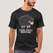 Baby Don't Herd Me Funny Black Sheep Pun Dark BG Tシャツ (正面)