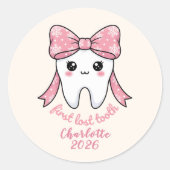 Baby First Tooth Pink Bow Milestone Kawaii Tooth ラウンドシール (正面)