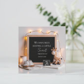  Baby Giraffe Neutral  pregnancy announcement card 案内状 (スタンド正面)